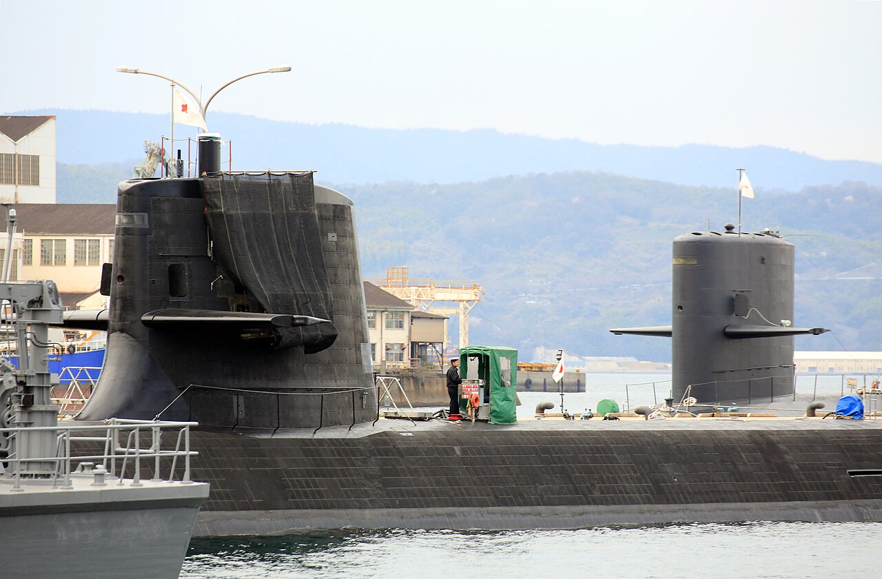 JS Sōryū (SS-501) and a Harushio-class submarine at Kure, -22 Mar. 2013 d.jpg